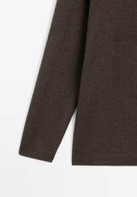 Svetr s dlouhým rukávem, pletený, v tmavě hnědé barvě, s žebrovanými manžetami a lemem, zobrazený na bílém pozadí.