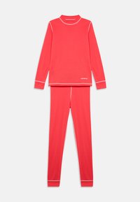 Set termic roșu care include un top cu mâneci lungi, guler înalt și pantaloni asortați. Dispune de accente de cusătură contrastante și o textură moale.