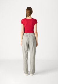 Pieces PCCHILLI SUMMER WIDE PANTS - Auduma bikses - light grey melange