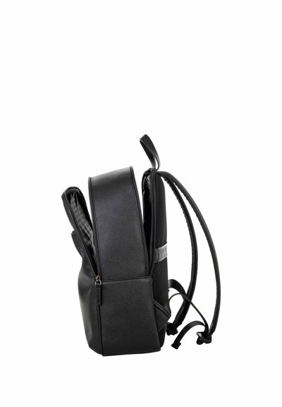 Sac à dos noir avec deux compartiments principaux zippés ouverts, bretelles rembourrées et poignée de transport sur fond blanc.