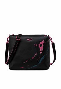 Černá kožená crossbody taška s designem rozstříkané růžové a modré barvy. Obsahuje nastavitelný popruh a malou nášivku vpředu.