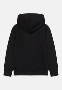 Felpa nera con cappuccio e texture morbida. Presenta polsini e orlo a coste, design della schiena senza cuciture e nessun logo o motivo visibile.