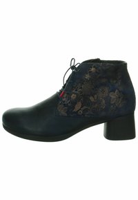 Stivaletto con una parte anteriore in pelle blu scuro e una parte posteriore in tessuto con motivo floreale. Presenta una punta rotonda e un tacco corto e robusto di colore nero.