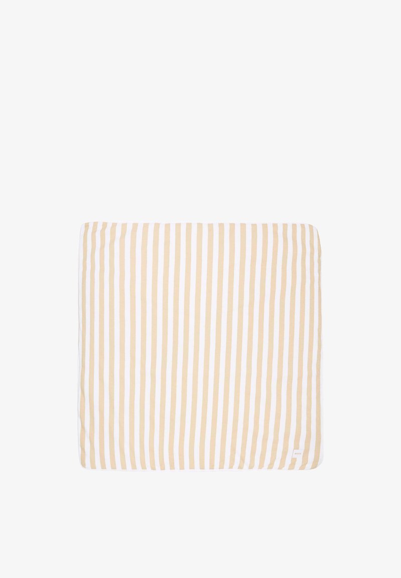 Coussin rectangulaire doux avec des rayures verticales beige et blanches et une petite étiquette blanche dans un coin.