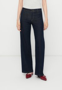 Σκούρες μπλε φαρδιές τζιν παντελόνες από denim, με κουμπί, μπροστινές τσέπες και ίσια γραμμή μέχρι το τελείωμα.