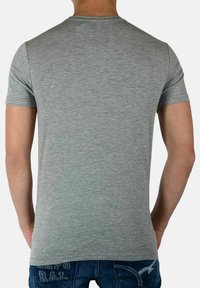 T-shirt grigio a maniche corte realizzato in tessuto morbido, con scollo rotondo e design aderente, visto da dietro.