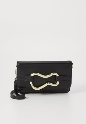 Borsa a tracolla in pelle nera con un accento in metallo dorato curvo, dotata di una tracolla e una chiusura a ribalta sicura. Texture liscia e forma rettangolare.