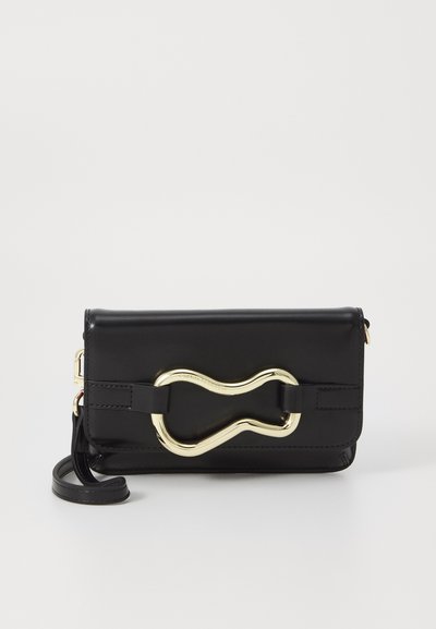 Zwarte leren handtas met een gebogen accent van goudkleurige hardware, voorzien van een schouderband en een veilige klepsluiting. Gladde textuur en rechthoekige vorm.
