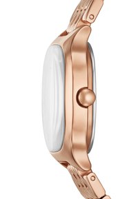 Roséguld klocka med ett slätt, runt boett, en framträdande knapp och ett texturerat armband med utskurna mönster. Klar glaskupa.