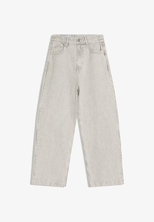 Pantaloni a vita alta, a gamba larga con righe verticali bianche e grigio chiaro, chiusura frontale con bottoni e zip, e design con cinque tasche.