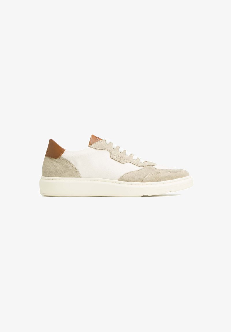 Baskets en suède et toile beige avec un empiècement en cuir marron clair à l'arrière, des lacets blancs et une semelle en caoutchouc crème avec des détails de couture.