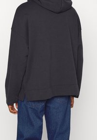 sandro Bluza z kapturem