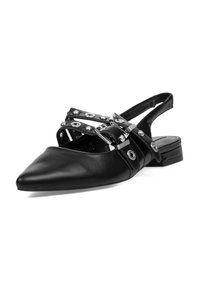 Zapato slingback de cuero negro con punta afilada, con tachuelas plateadas y correas en la parte superior. Tacón bajo. Textura suave.