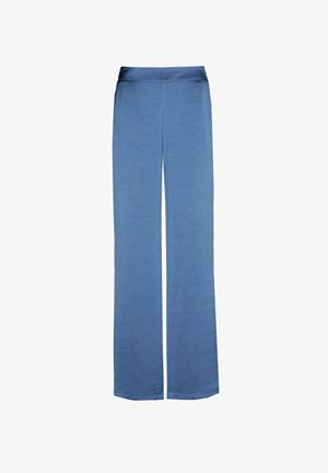 Pantalon bleu clair à jambes larges en tissu doux. Il comporte une ceinture lisse et une coupe décontractée, avec une texture unie sans motifs visibles.