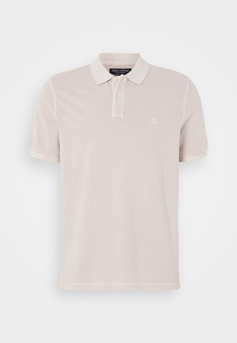 Beżowa koszulka polo z miękkiej bawełny, z klasycznym kołnierzykiem, zapięciem na dwa guziki oraz haftowanym logo na lewej piersi. Krótkie rękawy.