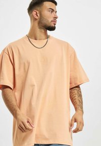DEF HEAVY  - Lihtne T-särk - coral