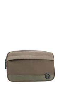 Pochette in tessuto marrone con una patta in pile, un fondo in plastica opaca di colore verde oliva e un logo nero sulla parte anteriore.