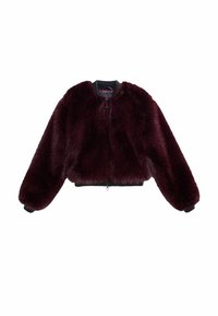 Chaqueta bomber de piel sintética burdeos con un cuello y puños acanalados negros, cierre de cremallera y un corte cropped. Acabado suave y texturizado.