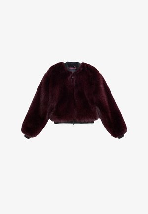 Chaqueta bomber de piel sintética burdeos con un cuello y puños acanalados negros, cierre de cremallera y un corte cropped. Acabado suave y texturizado.
