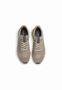 Graue Wildledersneaker mit strukturierten Überzügen, runder Zehenpartie, beigen Schnürsenkeln und schwarzer Sohle. Verfügt über ein Logo auf der Innensohle.