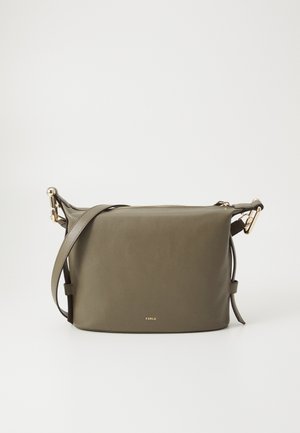 Sac bandoulière en cuir vert olive avec fermeture éclair, bandoulière réglable et quincaillerie dorée. Présente une texture lisse et un branding minimal.