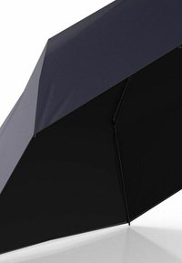Compacte paraplu met een zwart bladerdak, voorzien van een donkergrijze bovensectie. Gemaakt van waterdichte stof met een stevig metalen frame.