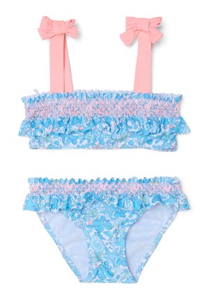 Maillot de bain deux pièces bleu avec imprimé sur le thème de la mer, détails volantés smockés roses et bretelles roses nouées en nœuds.