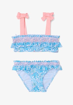 Maillot de bain deux pièces bleu avec imprimé sur le thème de la mer, détails volantés smockés roses et bretelles roses nouées en nœuds.