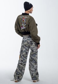 Ed Hardy NYC BADGE  - Reisitaskuhousut - camo