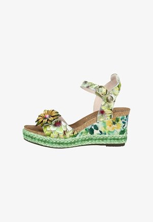 Sandalia cuña con suela trenzada verde, tiras con estampado floral, hebilla en el tobillo y flor decorativa en la tira frontal.