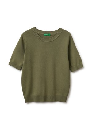 Oliwkowozielony krótki sweter z dzianiny z prążkowanym okrągłym dekoltem, mankietami i dolnym brzegiem, rozłożony na płasko na białym tle.