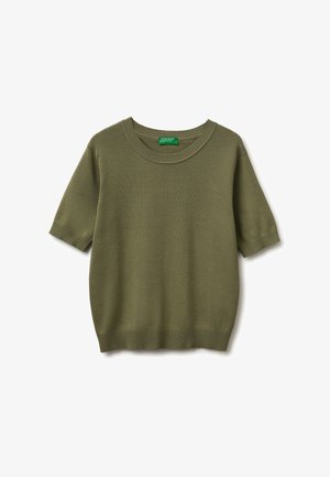 Olivově zelený krátký rukáv pletený svetr s žebrovaným kulatým výstřihem, manžetami a lemem, položený na bílém pozadí.