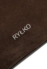 Bruine suède portemonnee met een zilver reliëf logo "RYŁKO" aan de voorkant. Heeft een zachte textuur en strakke, rechthoekige randen.