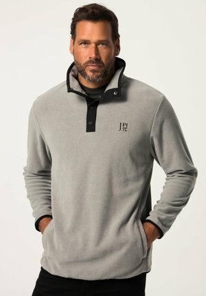 Grå fleecepullover med sorte detaljer, der har en høj krave, knaplukning og sidelommer. Glat tekstur og afslappet design.