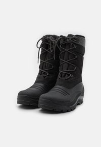 Schwarze wasserdichte Winterstiefel mit einer strukturierten Gummisohle, gepolstertem Schaft und Schnürverschluss. Mit grauen Akzenten an der Oberseite und Logodetails.