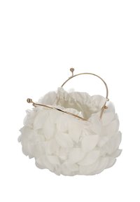 Bílá květinová taška s texturovaným potahem, kulatým tvarem, zlatým madlem a staženým otvorem. Má hladké kovové detaily.