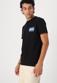 Tommy Jeans FLAG TEE - Marškinėliai su spaudiniu - black