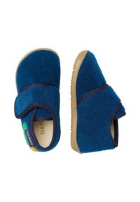 Modré filcové pantofle s páskem na suchý zip, gumovou podrážkou a kontrastními námornickými akcenty. Obsahují malý detail loga v zelené a žluté barvě.