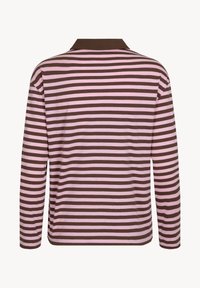 Koszula polo z długim rękawem, z naprzemiennymi paskami w kolorze różowym i brązowym, z brązowym kołnierzykiem i miękkim, teksturowanym materiałem.