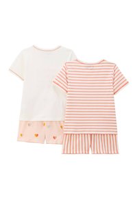 Ensemble de pyjama deux pièces comprenant un t-shirt blanc avec des bords en dentelle, un t-shirt rayé rose et un short avec des imprimés de cœurs et des rayures. Doux matériau en coton.