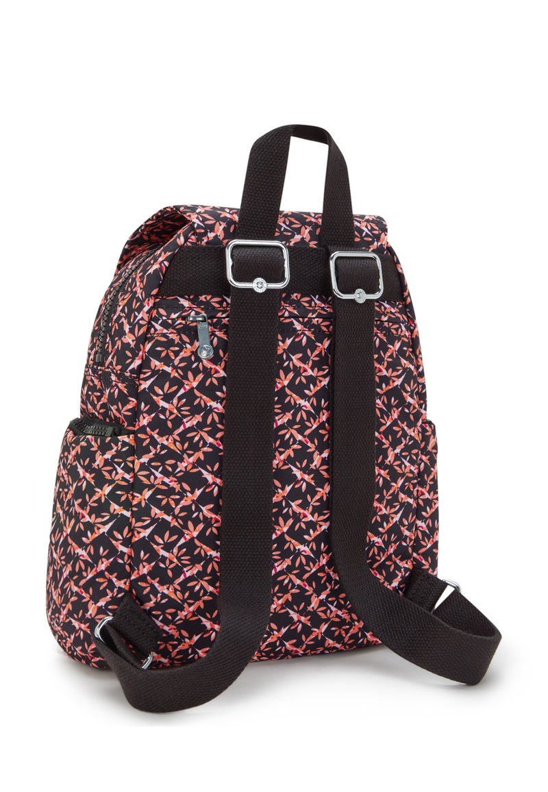 Zaino con tessuto nero caratterizzato da un motivo floreale rosa. Ha spallacci regolabili marroni, hardware in metallo e tasche laterali.