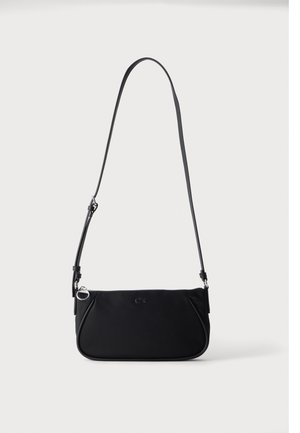 Sac d'épaule rectangulaire noir avec une fine bandoulière réglable, une tirette de fermeture éclair argentée et un petit logo brodé au centre devant.