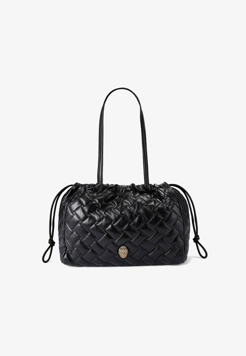 Czarna torebka ze splecionego skóry, o kształcie woreczka, z dekoracyjnymi sznurkami i złotym akcentem na froncie.