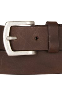 Bruine leren riem met een zilveren metalen gesp. De gesp heeft een rechthoekige vorm en een enkele pin. Het leer vertoont een natuurlijke textuur.