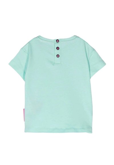 T-shirt verde menta a maniche corte con scollo rotondo, tre bottoni neri sul retro e un'etichetta rosa sul lato.