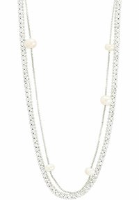 Collier en argent à plusieurs brins avec des cristaux transparents alternés et trois perles rondes. Texture lisse avec une finition étincelante.