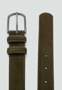 Ruskea mokkanahkainen vyö hopeanvärisellä metallisoljella, jossa on kaksi nahkalenkkiä ja kontrastivalkoiset ompeleet reunoissa ja reikien ympärillä.