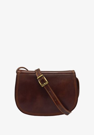 Sac bandoulière en cuir marron de forme rectangulaire, avec des coutures contrastantes et une boucle en laiton sur la sangle ajustable. Texture lisse.