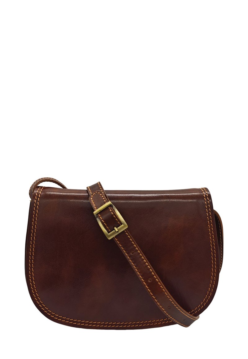 Sac bandoulière en cuir marron de forme rectangulaire, avec des coutures contrastantes et une boucle en laiton sur la sangle ajustable. Texture lisse.