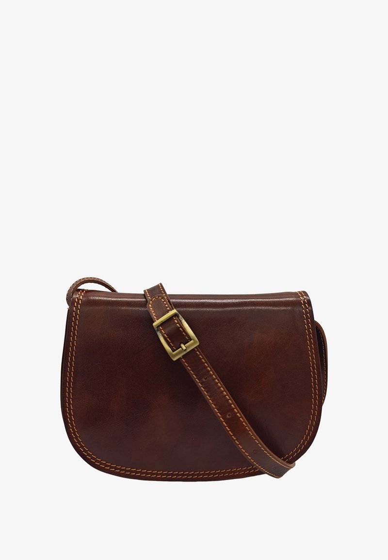 Sac bandoulière en cuir marron de forme rectangulaire, avec des coutures contrastantes et une boucle en laiton sur la sangle ajustable. Texture lisse.